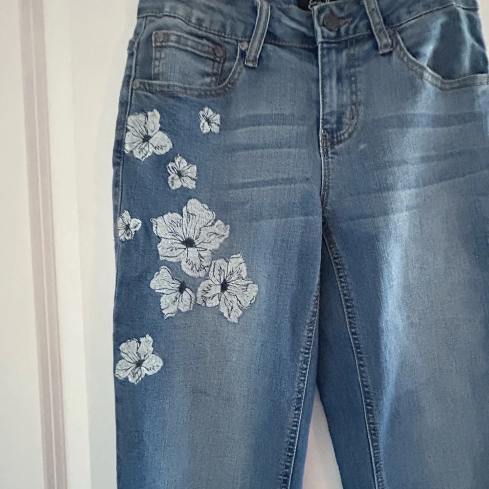 EARL JEANS • Blue White Wash Flower Jeans • 4 • - Picture 2 of 7